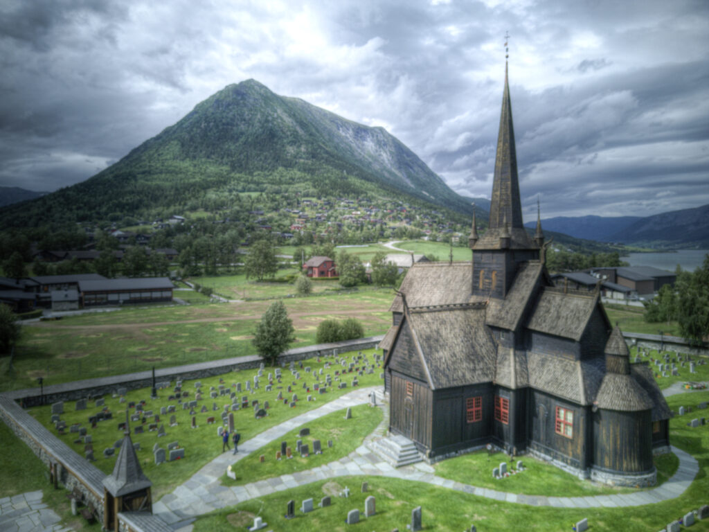 Eglise en bois debout à Lom